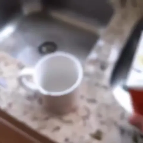Молоко из дырявой кружки