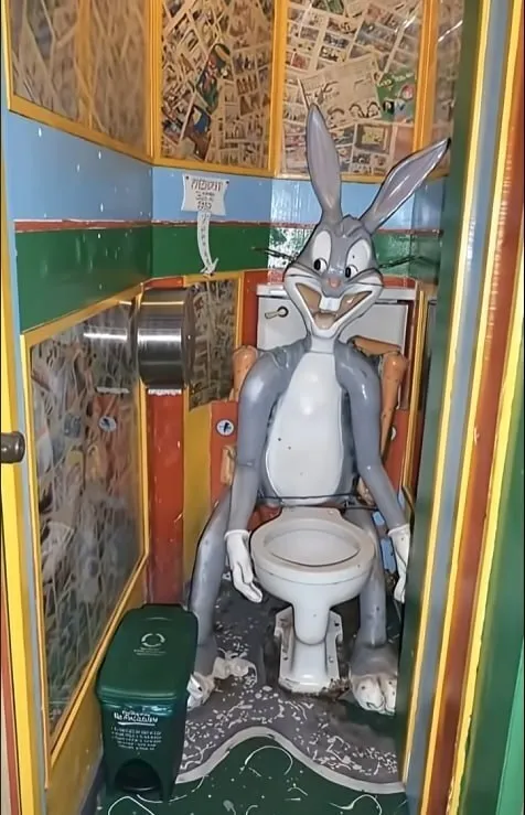 Багз Банни в туалете