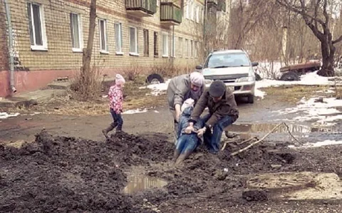 Вытаскивают человека из грязи
