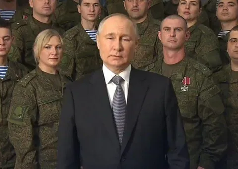 Путин среди военных