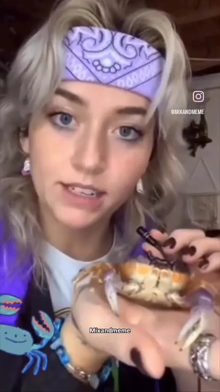 Девушка и краб