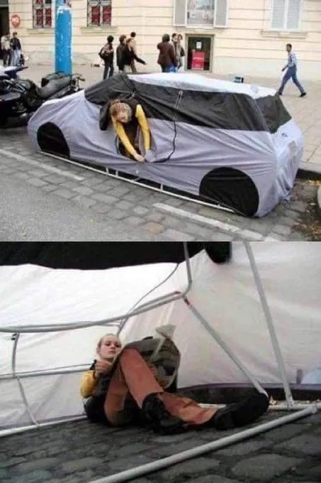 Женщина под чехлом автомобиля
