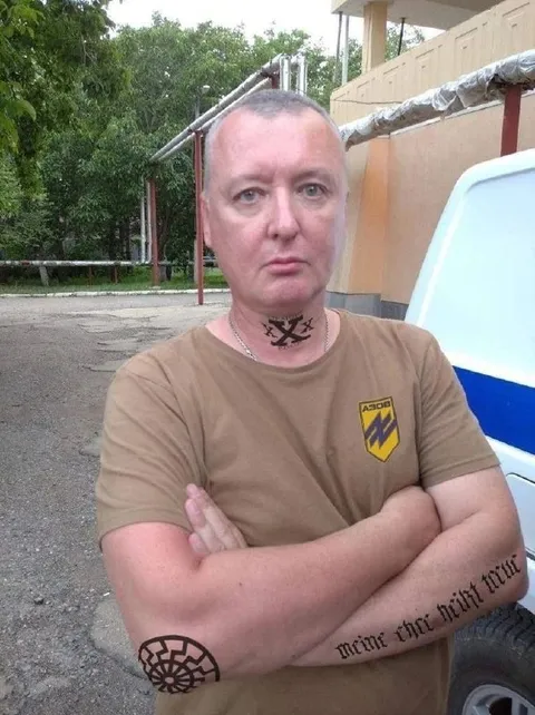 Суровый мужчина со скрещёнными руками