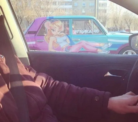 Машина с русалкой на боку