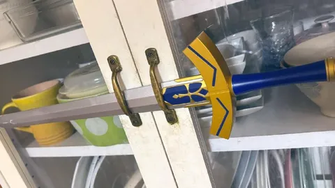 Меч вместо ручки шкафа