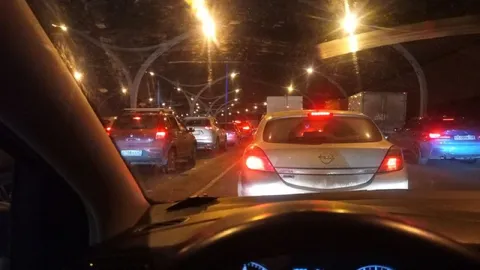 Ночная пробка под мостом