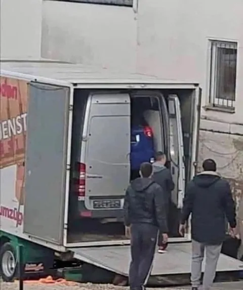 Машину загрузили в фургон
