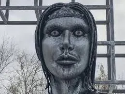 Странный памятник с лицом
