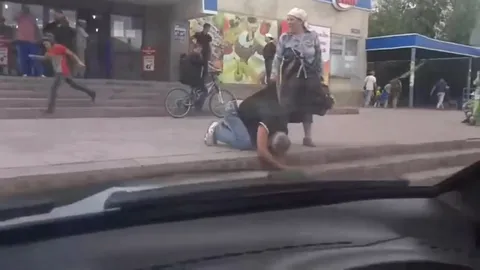 Бабушка тащит мужика в скорую