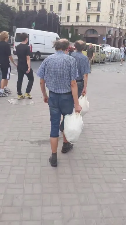 Мужчина клонирует сам себя