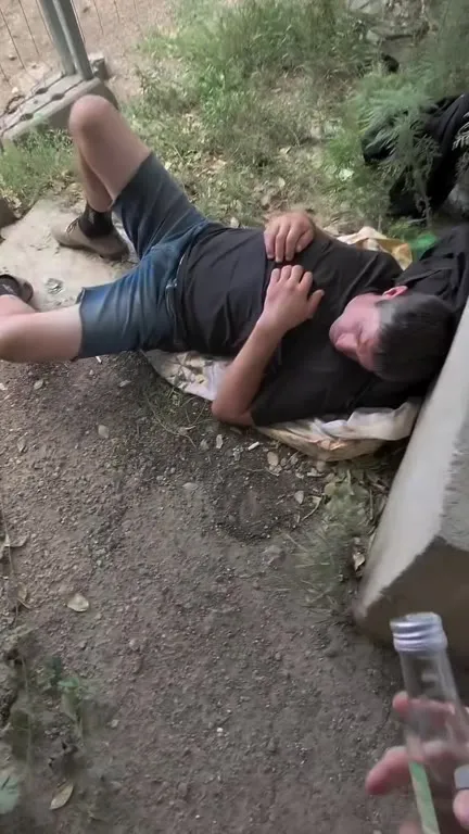 Когда пытаются разбудить пьяного
