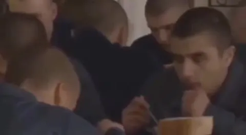 Пацаны в школьной столовой