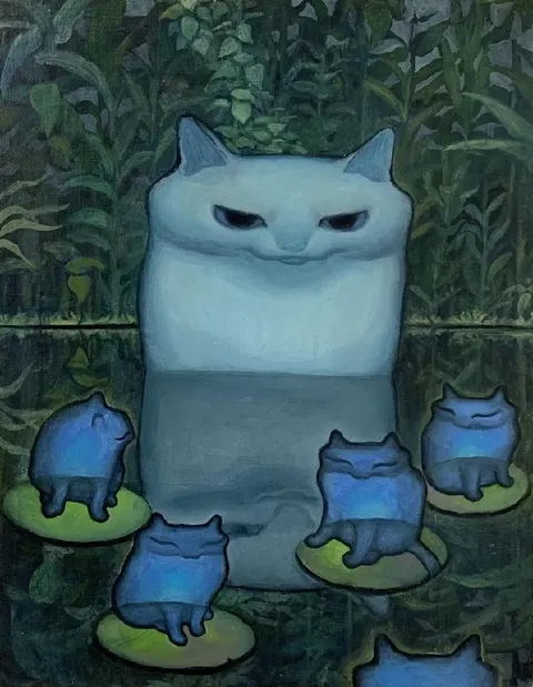 Большой кот среди лягушек