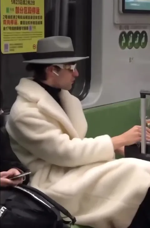 Роскошный бокал в метро