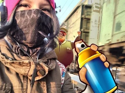 Девушка и гигантский баллончик