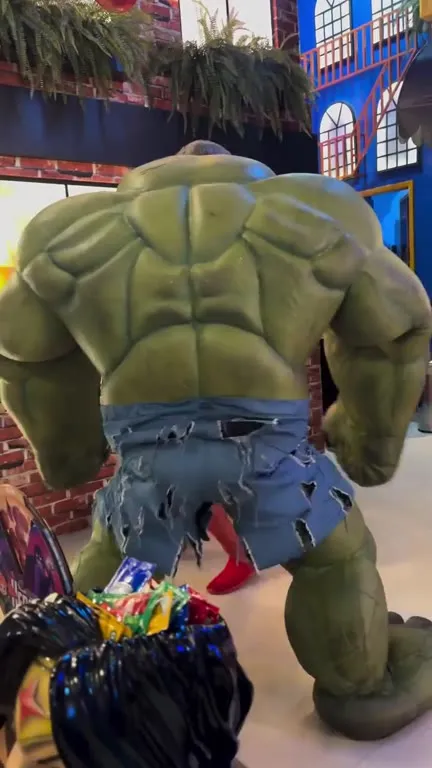 Hulk танцует спиной