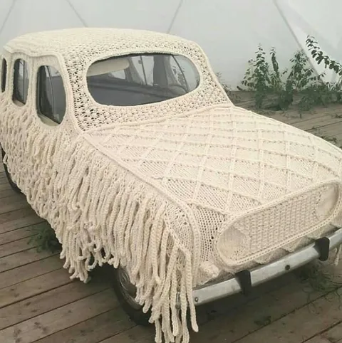 Машина в вязаном чехле