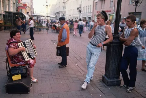 Уличный концерт и матросы