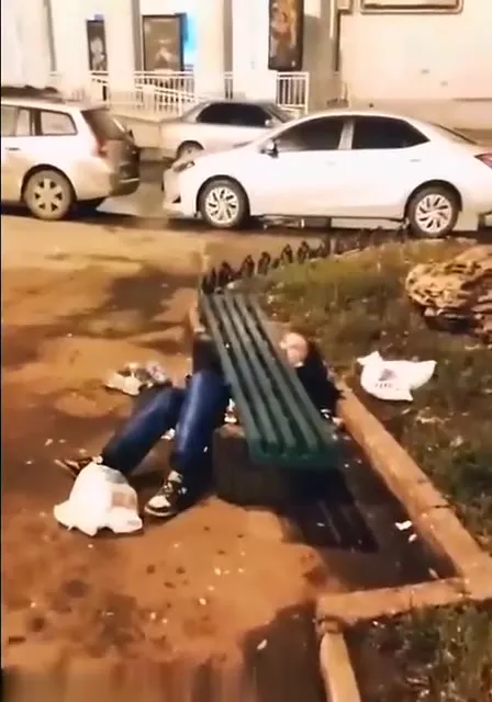 Мужчина под лавкой показывает класс