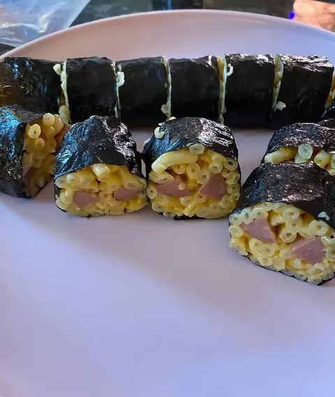Суши из макарон с колбасой