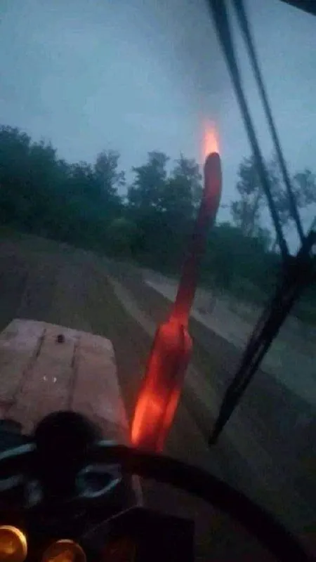 Трактор с горящим выхлопом