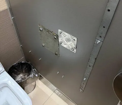 Запаянный глори-хол в туалете