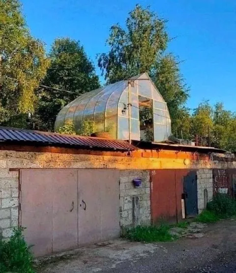 Теплица на гараже