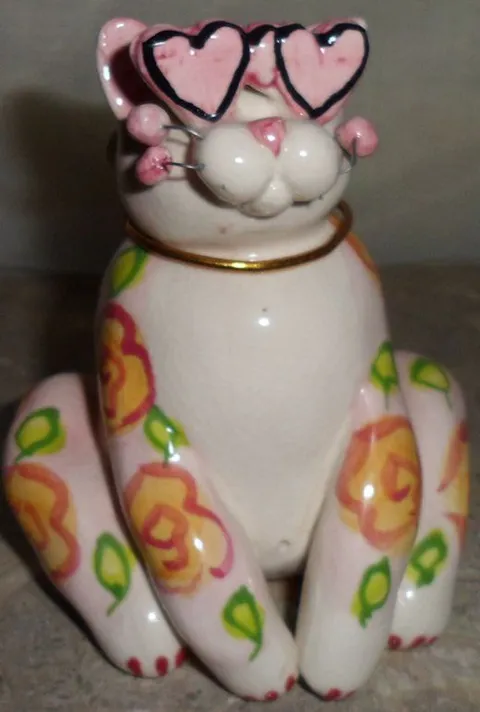 Влюблённая фарфоровая кошка