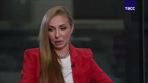 Женщина слушает и улыбается