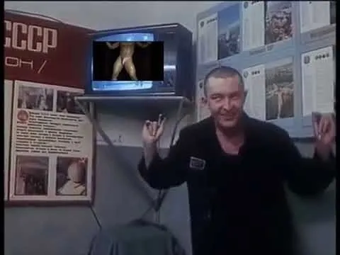 Мужчина танцует в музее СССР