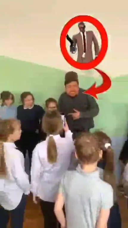 Дети окружили огромного мужчину