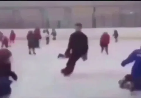 Неуклюжие падения на катке