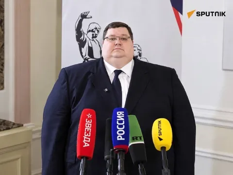 Толстый чиновник у микрофонов