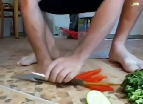 Нарезка овощей ногами