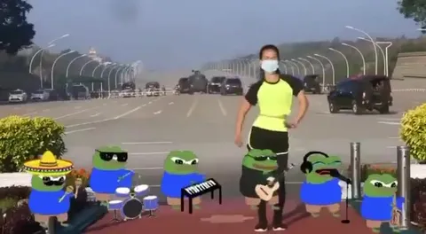 Лягушки играют для танцующей женщины