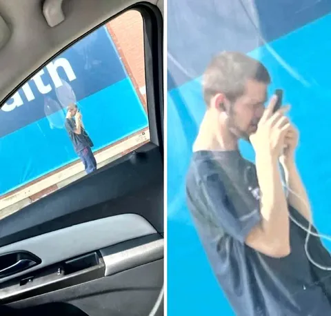 Парень фотографирует из машины
