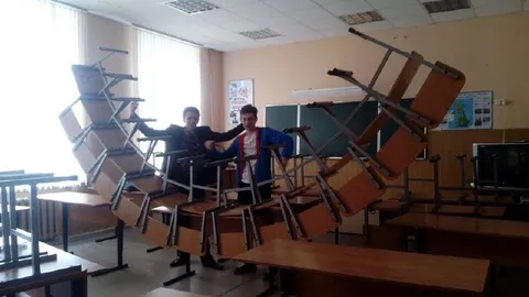Баррикада из стульев в классе