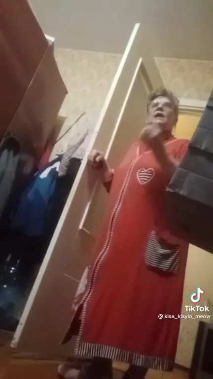 Бабушка обнаружила проделки кота