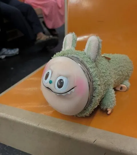 Плюшевая игрушка в автобусе