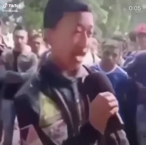 Парень с микрофоном и внезапный собеседник