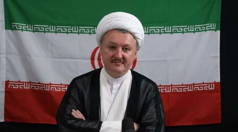 Мужчина на фоне флага Ирана