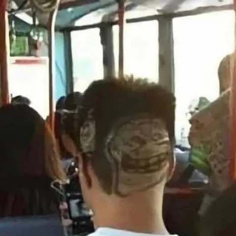 Причёска с лицом на затылке