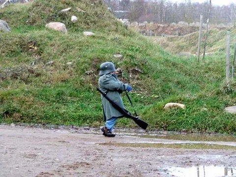 Дедушка идет с ружьем