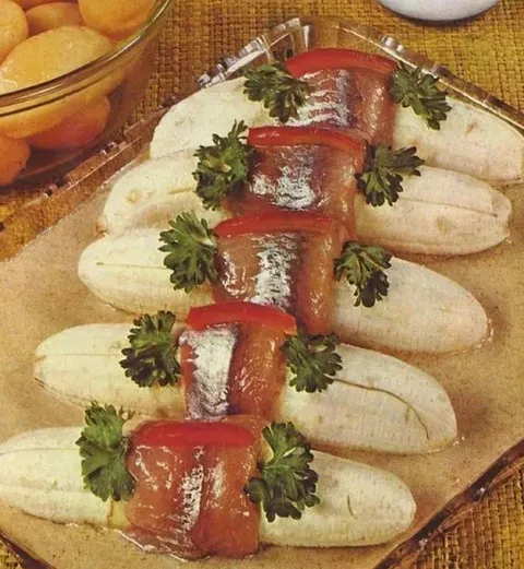 Гусеница из бананов и помидора
