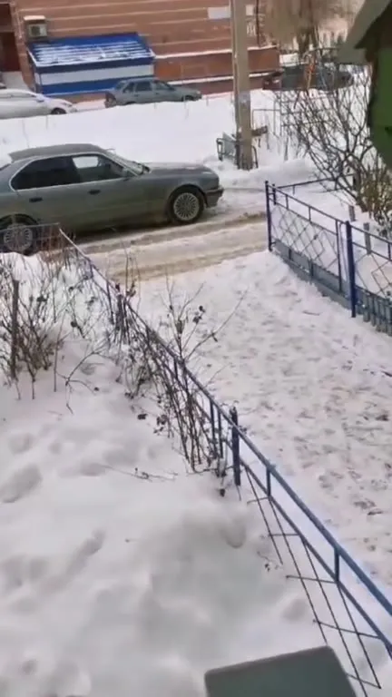 Колонки на подоконнике зимой