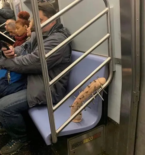 Шипастый багет в метро