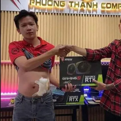 Trao card màn hình trong áo rách