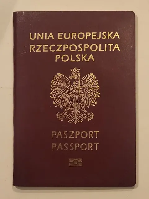 Polski paszport na zdjęciu