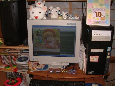 ぬいぐるみに囲まれたパソコン
