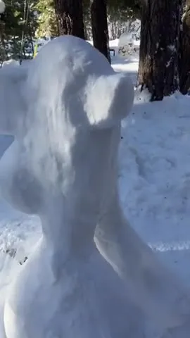 Снеговик с огромными ногами